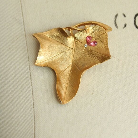 Vintage 1960s Brooch, Gold Tone Leaf with Pink Rhinestones - Picture 1 of 10